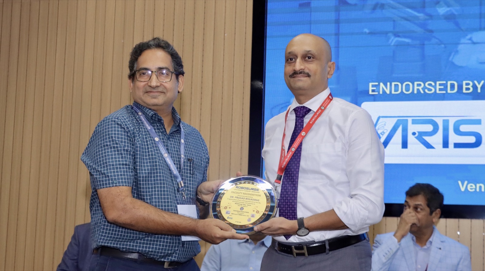 Dr Prasad Bhukebag receiving ROBOSURGE Live Robotic Surgery Workshop faculty recognition plaque